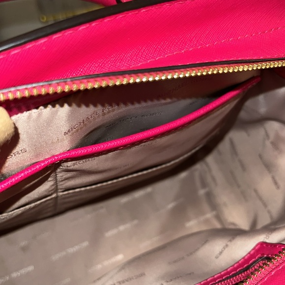 🔻MICHAEL Kors “Selma” Saffiano leather bag with zip top closure. - Picture 12 of 12